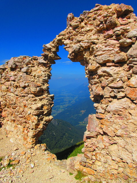 Blick durch das Gailtalfenster, Ruine der Windischen Kirche am Dobratschgipfel