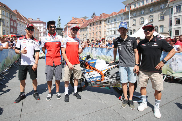 Diese Herren gaben in der Straßenbahn "Vollgas": Takaaki Nakagami, Danilo Petrucci, Jack Miller, Philipp Oettl und Marcel Schrötter.