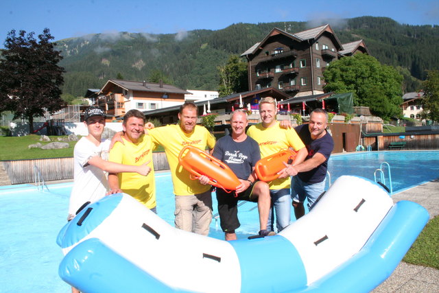 Die fröhliche Schwimmbad-Truppe: Filippo Mantesso (Ferialpraktikant), Hannes Lercher, Fritz Kerrer, Bgm. Erich Czerny, Peter Holleis sowie Alberto Mantesso vom Buffet; er ist auch Betreuer der Anlage inklusive Sauna, Minigolf, Volleyball- und Tennisplatz. | Foto: Christa Nothdurfter