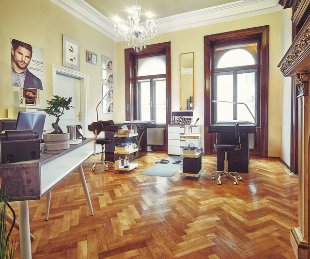 Hell, luftig und freundlich präsentiert sich ihr Arbeitsraum. Im gesamten Beauty-Salon gibt es auch einen Frisör und ein Nagelstudio.