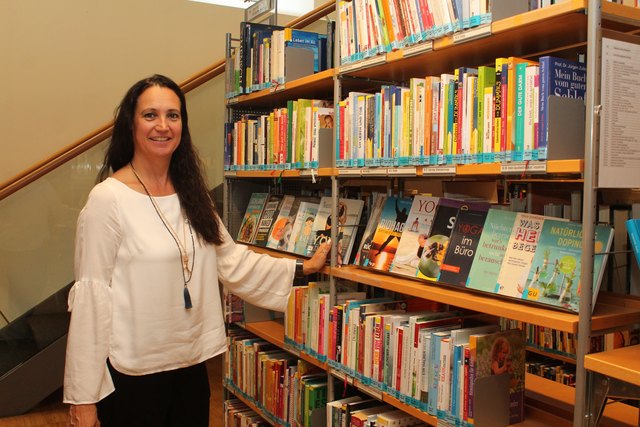 Leiterin Helga Dornauer mit den Sachbuch Neuheiten