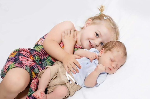 Stolze große Schwester: Johanna mit Brüderchen Matteo | Foto: Privat
