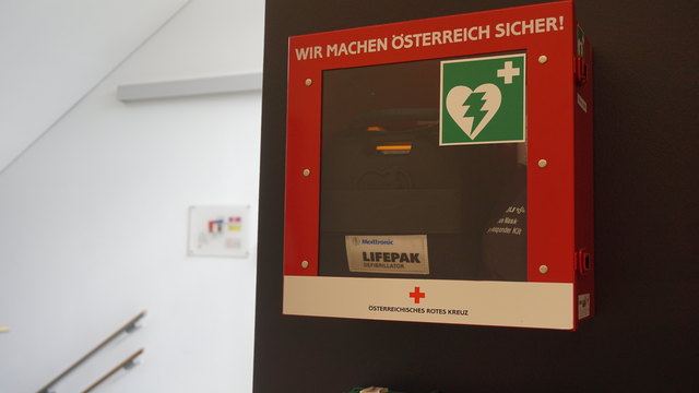 Dieser Defibrillator hängt im 1. Stock der Bezirkshauptmannschaft Reutte.
