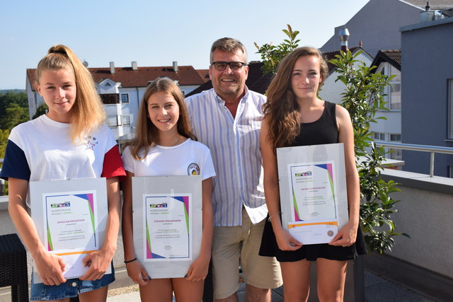 Projektleiter Paul Mahr mit JuWel-Talenten: Anna Baumgartner, Stefanie Pesendorfer und Helene Purtscheller.