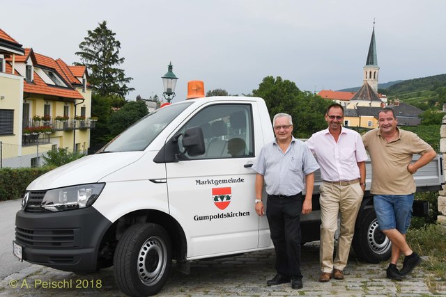 Ein neuer Pritschenwagen ergänzt den Fuhrpark der Marktgemeinde Gumpoldskirchen. vlnr.: Bürgermeister Ferdinand Köck, Amtsleiter Harald Nirschl und Bauhofleiter GR Alexander Keller.