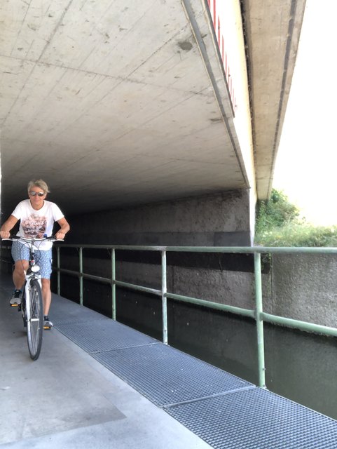 Unter der Brücke am Euro Velo 9 war es recht kühl...