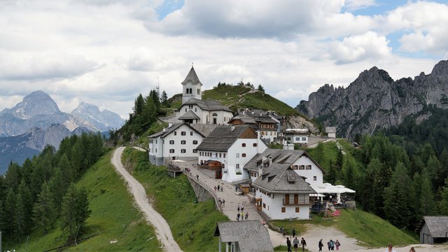 Monte Lussari - leicht zu erreichen mit der Gondel von Tarvis oder mühsam über den Pilgerweg