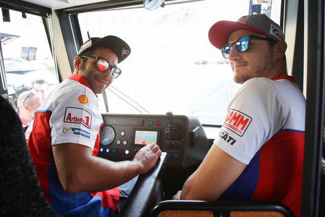 Hatten in der Tram großen Spaß: Danilo Petrucci und Jack Miller