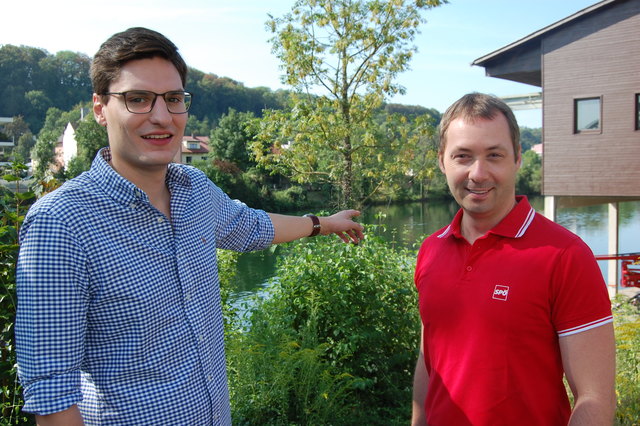 Die Gemeinderäte Stefan Ganzert und Christian Kittenbaumer wollen dem alten Bootshaus der Welser Feuerwehr neues Leben einhauchen.