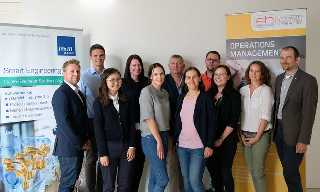 Thomas Felberbauer, FH St. Pölten (links außen) und Klaus Altendorfer, FH OÖ (rechts außen) mit dem Projektteam.