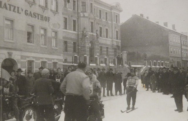 Skijöring in den 1950ern in Grieskirchen. | Foto: Hans Aumayr