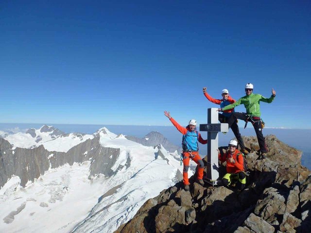 Die Tiroler Seilschaft auf dem 4273 Meter hohen Finsteraahorn. | Foto: Kammerlander