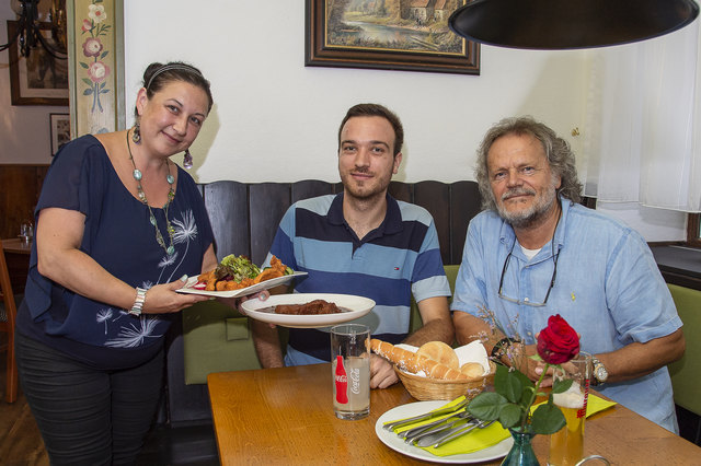 Wer über Gastronomie spricht, muss auch essen: G. Stangl (r.) und Redakteur C. Hofer speisten in Ferl's Weinstube.