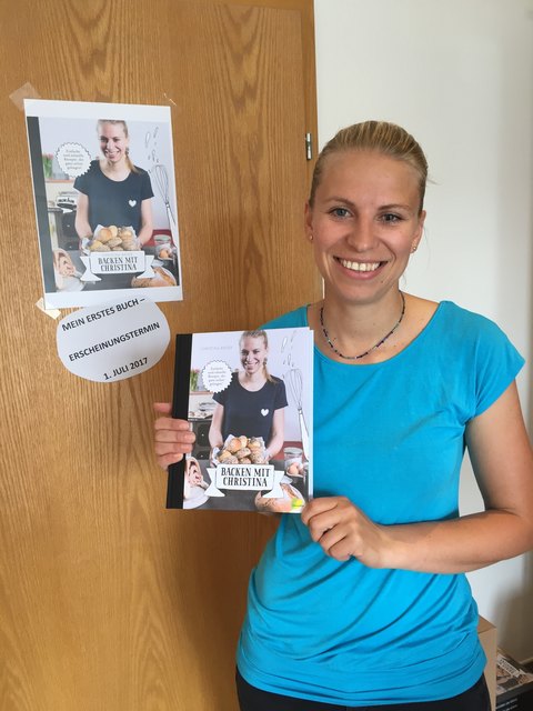 Christina Bauer mit ihrem ersten Buch. | Foto: BB Lungau