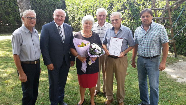 Himberg: Otto Schleis, Vizebürgermeister Ernst Wendl, Jubilarin Anneliese Titz, Siedlervereins-Obmann Josef Weisz, Jubilar Johann Titz, Gemeinderat Manfred Mitzl