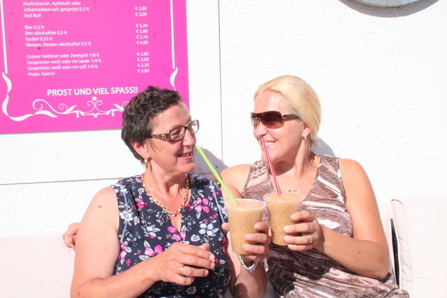 Prost! Dorli Schöppl und Barbara Patsch. | Foto: Christa Nothdurfter