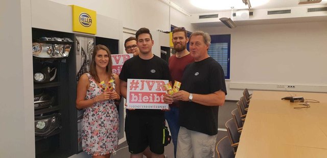 Besuch bei Hella: Ramona Pfneiszl, Mark Noveszel, Jugendvertrauensrat Georg Pisarevic, Moritz Wendelin und Betriebsratsvorsitzender Helmut Samer | Foto: ÖGJ Burgenland