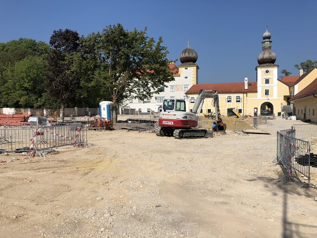 Mega-Baustelle am Schlossinnenhof in Kottingbrunn
