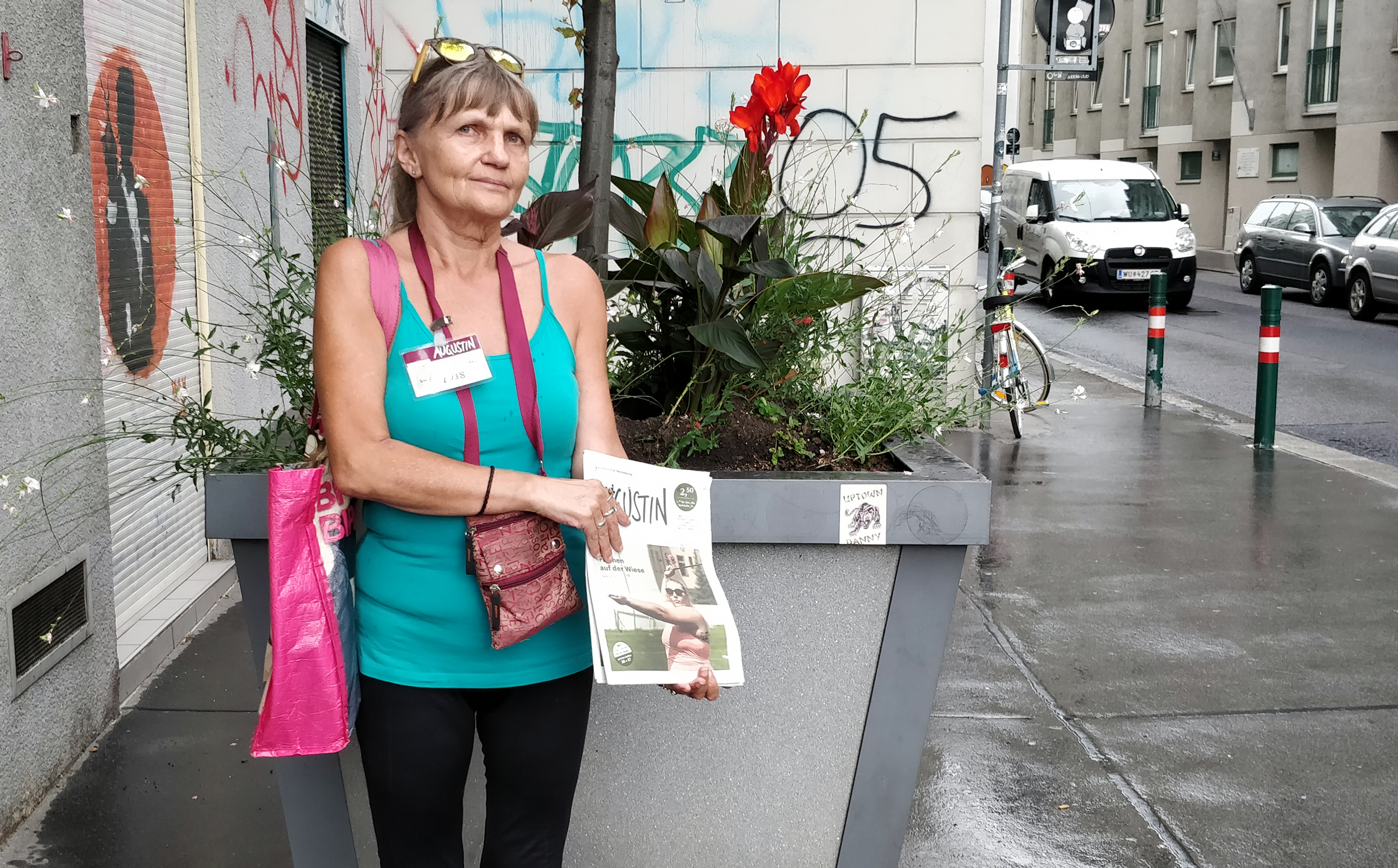 Traude Lehner verkauft seit 2007 die Straßenzeitung Augustin.