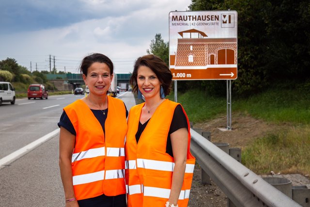 Direktorin der Gedenkstätte Barbara Glück und Staatssekretärin Karoline Edtstadler. | Foto: Landespolizeidirektion Niederösterreich / Oliver Greene