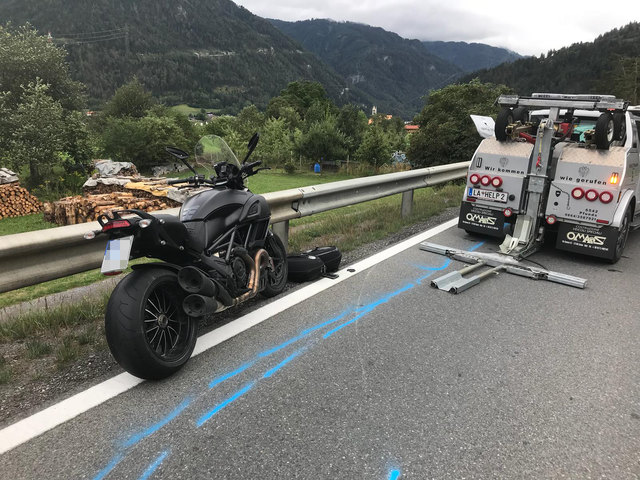 Der Lenker eines Motorrades kam auf der Straße ins Rutschen und prallte in weiterer Folge gegen die Leitplanke. Für ihn kam jede Hilfe zu spät. | Foto: ZOOM.TIROL