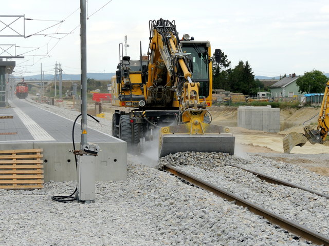 .... immer hart an der neuen Bahnsteigkante entlang. Wie auf Schienen halt!