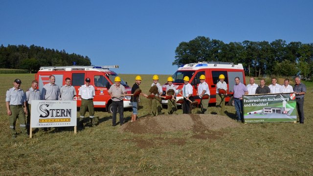 Spatenstich mit Vize-Bgm. Franz Wallner, Stefan Lang (Fa. Stern), HBI Stefan Baminger (FF Aschenberg), HBI Thomas Huber (FF Kössldorf), Bgm. Siegfried Berlinger, AFKDT BR Günter Unterholzer und BFKDT OBR Alfred Deschberger.
Weiters der Gemeindevorstand und die Bauausschüsse und Kommandomitglieder der beiden Feuerwehren.