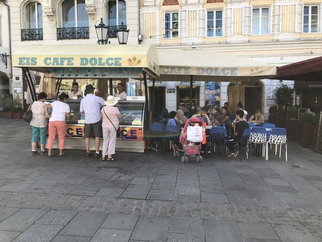 Vom Dolce Eiscafé Garda hat man einen tollen Blick auf den Linzer Hauptplatz.
