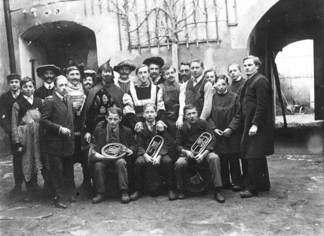 Theater wird im letzten Kriegsjahr und danach gespielt – wie beim Burschenverein Waizenkirchen, "Der Teufelsschmied", Bild von 1919. | Foto: Sammlung Fleck