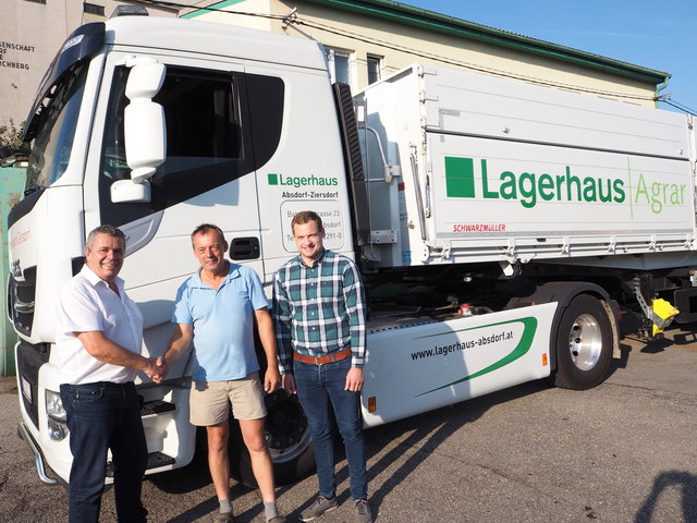 Lagerhaus-GeschäftsführerGünter Zaiser und Fuhrparkleiter Michael Kerschbaumer bei der Überreichung der LKW-Schlüssel an Lagerhaus-Mitarbeiter und LKW-Fahrer Manfred Schmöllerl (Mitte)