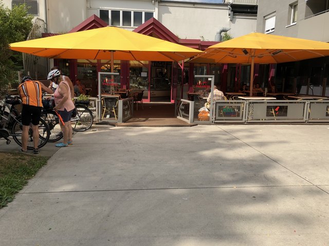 Beim Eisparadies kann man auch toll draußen sitzen und sein Eis genießen.