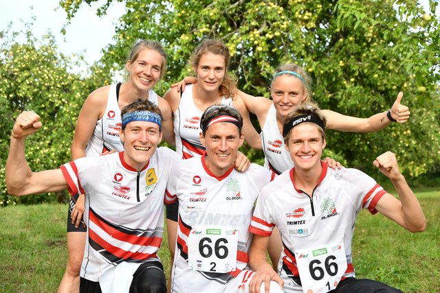 Historische Top-Plätze für Österreichs Herren- und Damenstaffel bei der WM in Lettland: Robert Merl, Gernot Ymsén-Kerschbaumer und Matthias Gröll (vorne); Ursula Kadan, Anja Arbter und Laura Ramstein | Foto: Melinda Ymsén