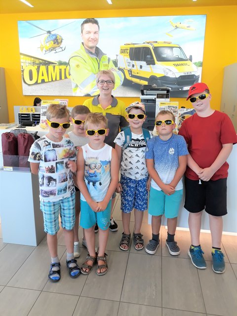 Tanja Stütz mit den Kindern (von links): Simon, Elena, Marlon, Tobias, Lukas und Raphael.
