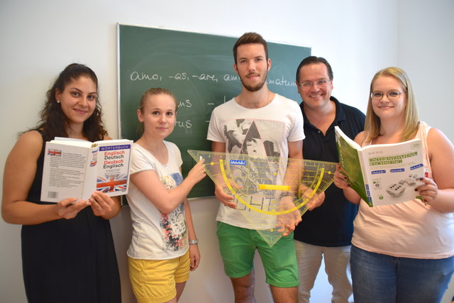 Ernst Lehner mit seinen Nachhilfe-Lehrern Burcu Bilenler (Deutsch/Englisch), Nicole Haberfellner (Latein/Deutsch/Englisch), Christoph Litschauer (Mathe/Physik/Chemie) und Manuela Schmidt (Mathe/Rechnungswesen, BWL/VWL).