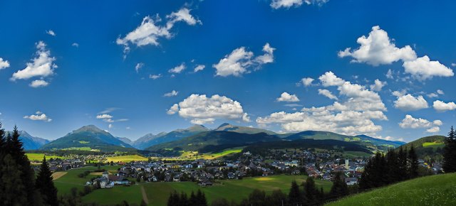 Tamsweg, der Hauptort des Lungaues, liegt eingebettet in einem Kessel, welcher zu Urzeiten großteils sumpfig unnd überschwemmt war. Im Laufe der Besiedelung wurde das Wasser in Bahnen gelenkt, die nun Taurach, Leißnitzbach oder Mur heißen. Tamsweg hieß früher eigentlich Gamsweg, was auf die Gämse hindeutet, die auch im Tamsweger Wappen zu finden ist. Einige Seitentäler können sehr gut seitens des Leonhardsberges eingesehen werden.