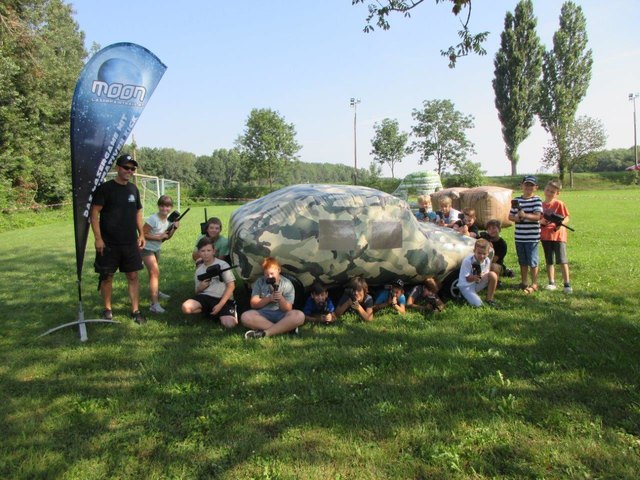 Die bereits etwas älteren Kids und Teens durften sich letzten Dienstag beim Ferienspiel LaserTag mit Roman Pauli am Sportplatz in Asparn austoben.
