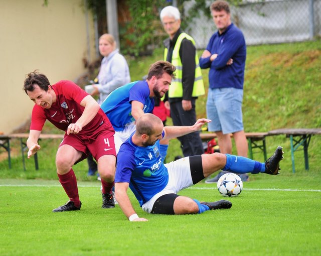 Vollster Einsatz: Die Natterer Daniel Stern (vorne) und Calvin Gehrer im Dreikampf mit Julian Ledergerber | Foto: Hassl
