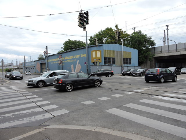 Bis Anfang Oktober findet ein Gleisrückbau in der Eichenstraße und der Siebertgasse statt. | Foto: Barbara Schuster