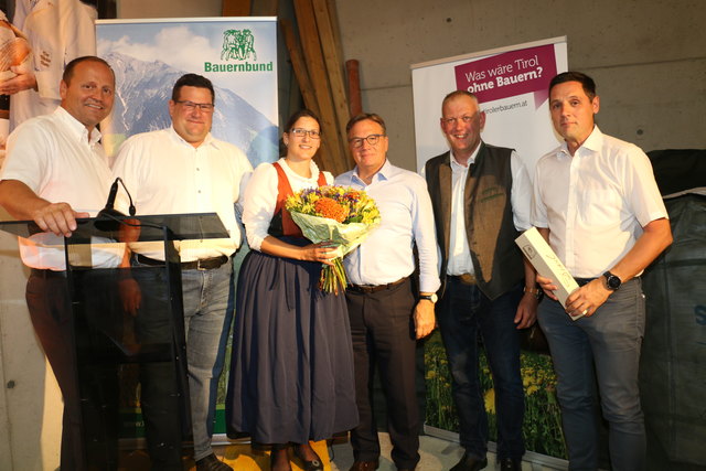 Freuten sich über 300 Besucher zum Sommergespräch am Bauernhof (vlnr.): Bauernbundobmann LHStv. Josef Geisler, Hausherr Georg Kapferer mit Manuela Kapferer, Landeshauptmann Günther Platter, Bezirksbauernobmann Ing. Thomas Schweigl und Bauernbunddirektor BR Dr. Peter Raggl.