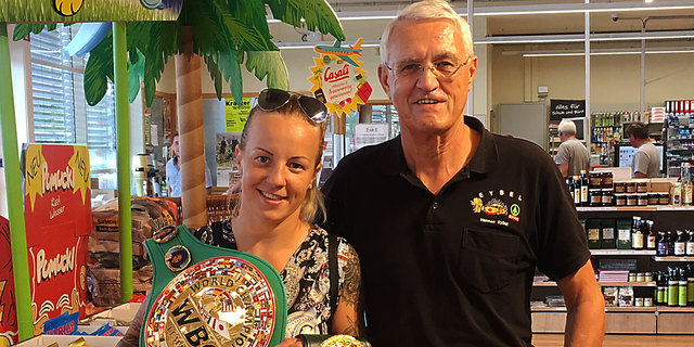 Staunen bei Spar-Mark-Chef Hannes Eybel in Aibl: Die sechsfache Box-Weltmeisterin Eva Voraberger aus Graz (Superfliegengewicht (bis 52 kg), Bantamgewicht (bis 55 kg) holte sich Proviant bei ihm. Sie will am 20. Oktober 2018 in der Koralmhalle Deutschlandsberg den Weltmeistertitel im Bantamgewicht verteidigen. Einen Daumendrücker hat sie jetzt mehr… | Foto: Franz Krainer
