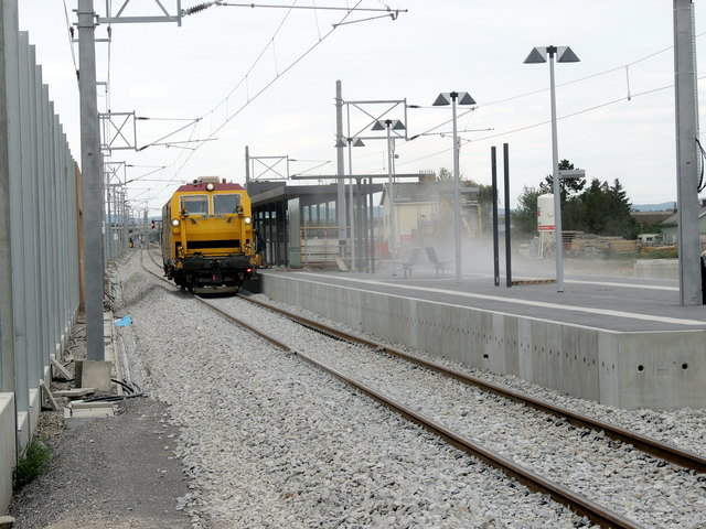 Ein - fast - unsichtbarer Bagger auf Schienen ...