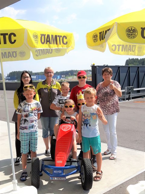 Pia Horner und Tanja Stütz vom ÖAMTC-Team mit den Kindern (von links): Simon, Tobias, Elena, Raphael, Lukas und Marlon sowie mit Obfrau Margit Rehberger.