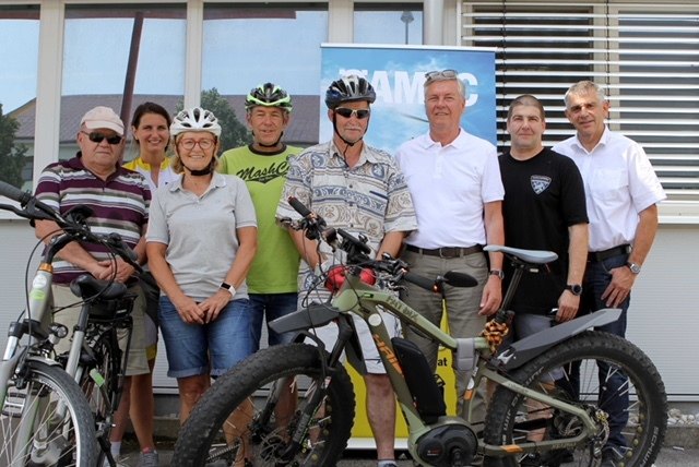 Vier der Teilnehmer, ÖAMTC-Trainerin Monika Rodan (2.v.l.), Bürgermeister Rudolf Geißler, Dietmar Rainer von „2Rad Rainer“ und ÖAMTC-Stützpunktleiter Walter Kuh.