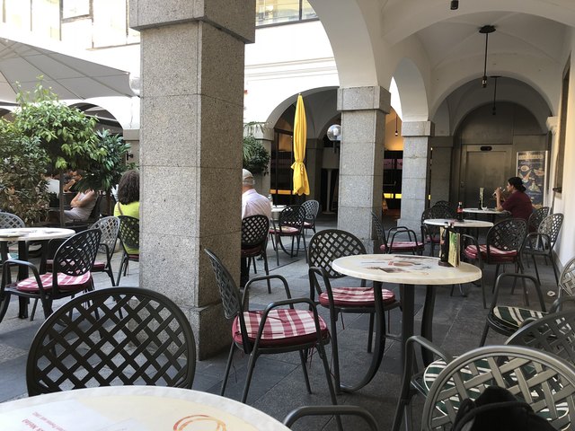 Beim Eiskönig sitzt man schön ruhig im Innenhof.