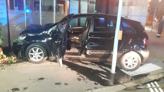 Nach einer Verfolgsjagd mit der Polizei krachte der Fahrer in eine Hauswand in der Zöppelgasse. | Foto: LPD Wien