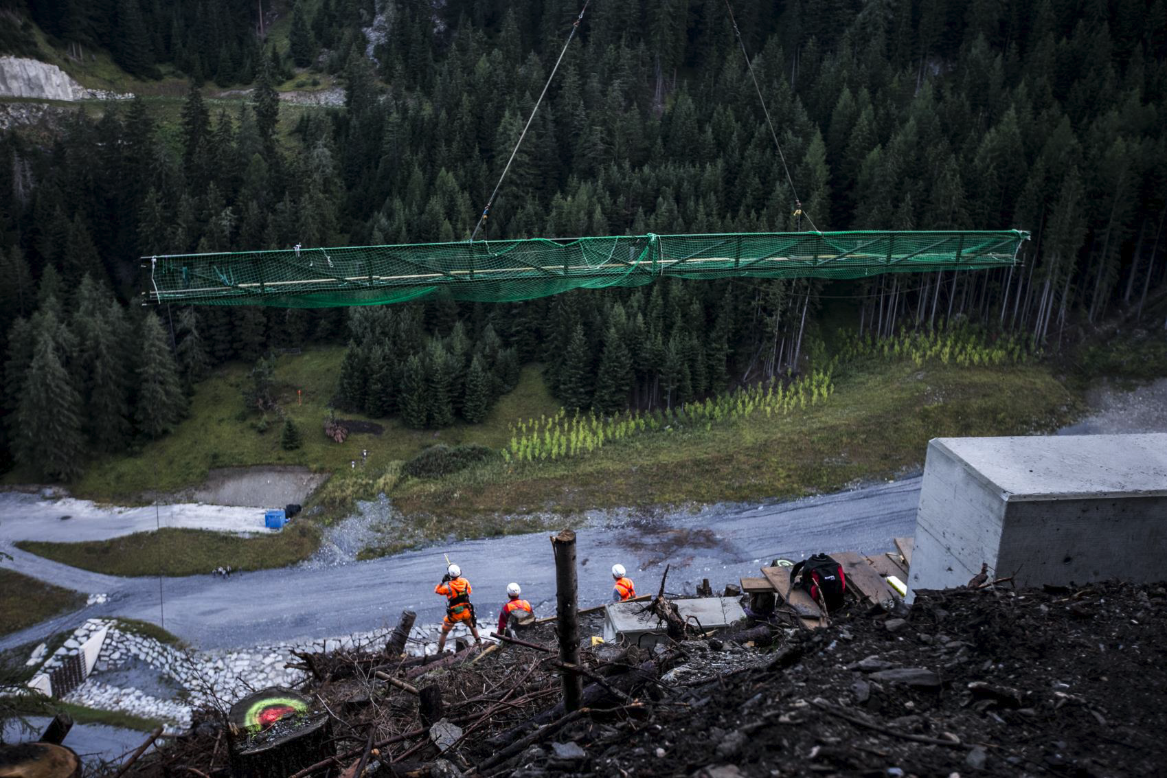 Ein Schwerhelikopter musste die 7 Tonnen schwere Stahlbrücke transportieren
