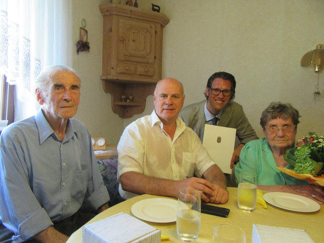 Maria Lanzendorf: „Steinerne Hochzeit“ von Gertrude und Karl Karlowatz mit Gratulanten Bezirkshauptmannstellvertreter Kimon Poulios und Bürgermeister Peter Wolf. | Foto: Vollnhofer