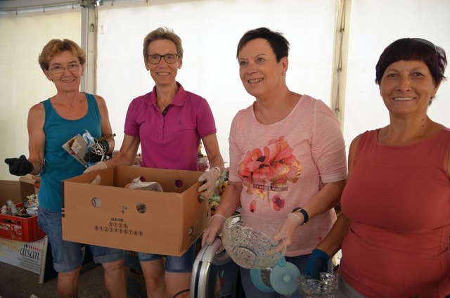 Sortiert wird im großen Zelt | Foto: Ebner
