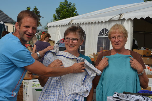 Beim Sortieren vor dem Zelt | Foto: Ebner
