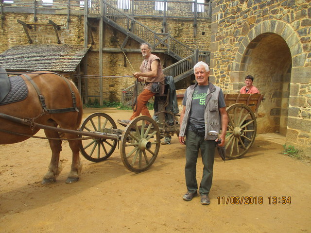 In Guédelon halfen Josef Weinacht und Franz Wieser, eine Burg mit Techniken aus dem 13. Jahrhundert zu bauen.